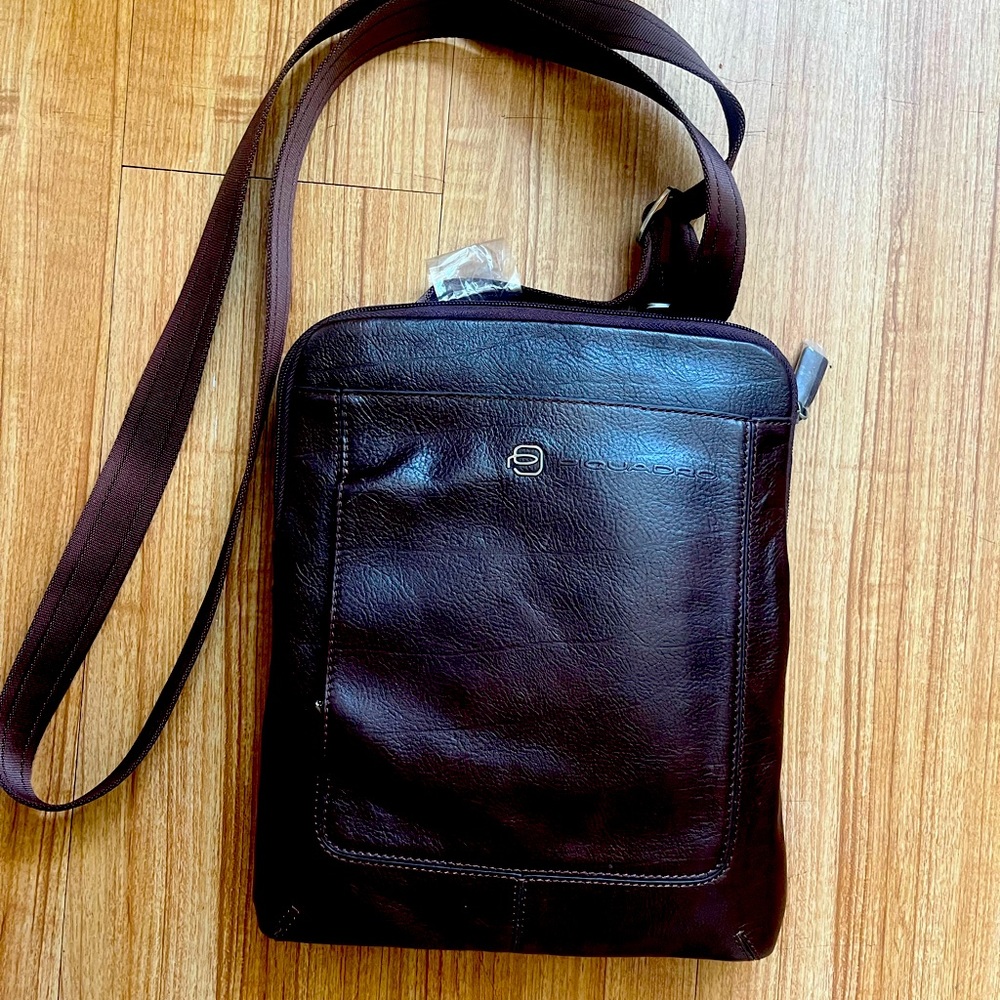Brown leather crossbody bag